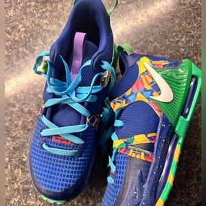 Youth basketball shoes,